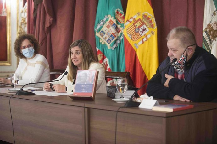 Irene García interviene durante la presentación del libro de José Manuel Trillo