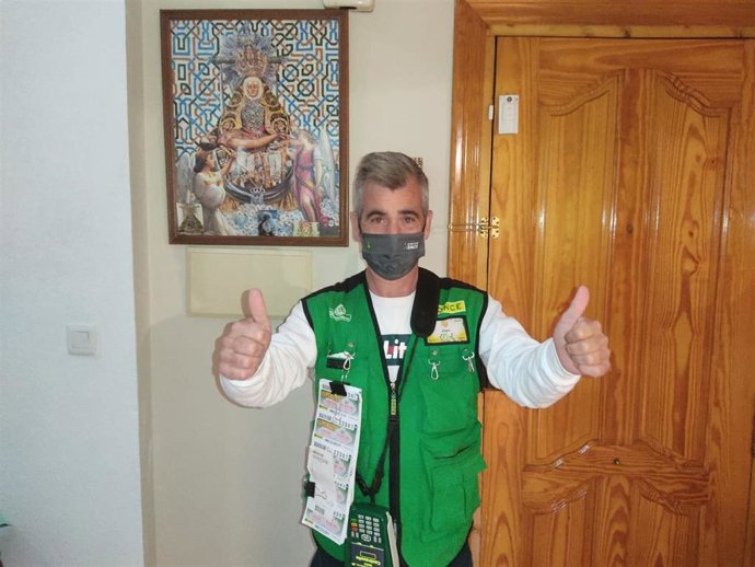 El vendedor de la ONCE Juan Carlos Montalbán, que ha repartido los once millones del Extra del 11/11 en Otura (Granada)