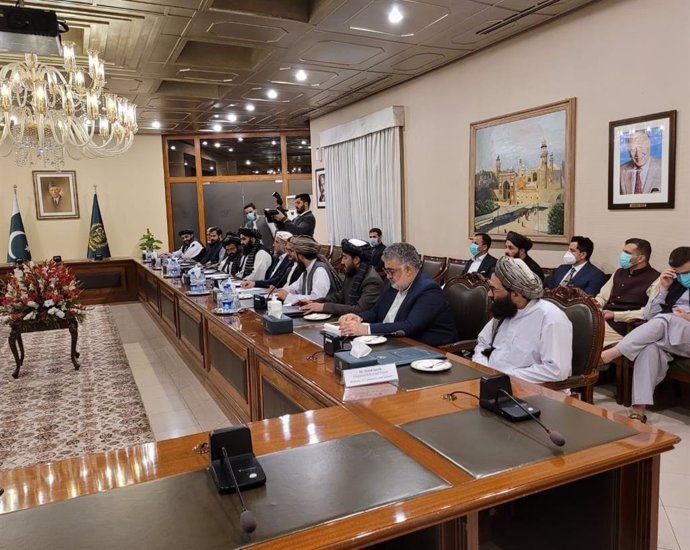 Delegación del Gobierno afgano durante una visita a representantes paquistaníes en la capital de Pakistán, Islamabad