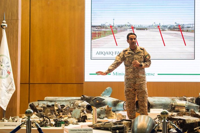 Archivo - 18 September 2019, Saudi Arabia, Riyadh: Saudi Colonel Turki al-Malki, the spokesman for the Saudi-led coalition fighting in Yemen, display the remains of the missiles allegedly used in the attack against Aramco oil facility, during a press co