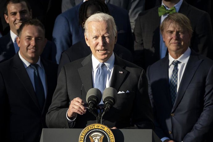 08 November 2021, US, Washington: US President Joe Biden (C)speaks about the Milwaukee Bucks winning the 2021 NBA Championship during a ceremony at the White House. Photo: Michael Brochstein/ZUMA Press Wire/dpa