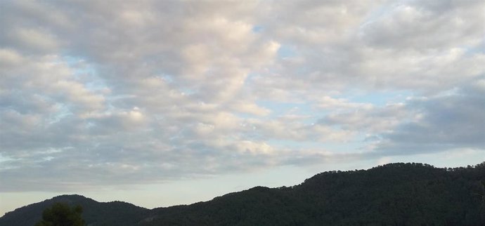 Archivo - Amanecer con cielo nuboso en la Comunitat