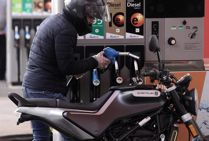 Un hombre inyecta carburante en una moto, a 28 de octubre de 2021, en Madrid (España). El Índice de Precios de Consumo (IPC) subió un 2% en octubre en relación al mes anterior y disparó su tasa interanual hasta el 5,5%, lo que supone 1,5 puntos por enci