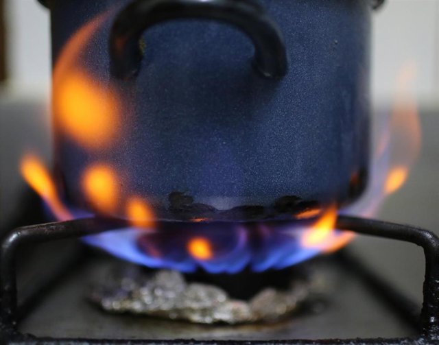 Una olla es calentada sobre el fuego de una cocina de gas, a 28 de octubre de 2021, en Madrid (España). 