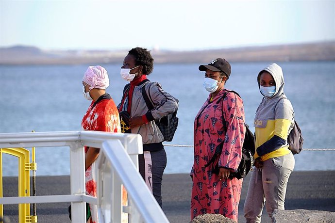 Archivo - Varios migrantes rescatados por Salvamento Marítimo 