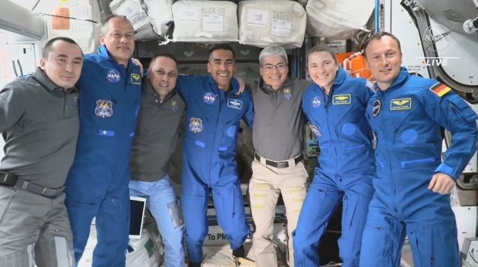 La tripulación de la Expedición 66 posan para una foto después de la llegada de SpaceX Crew-3 a la estación