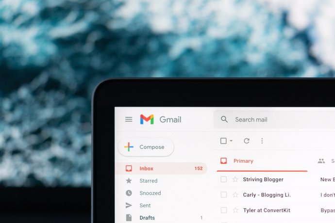 Un ordenador con el Gmail abierto