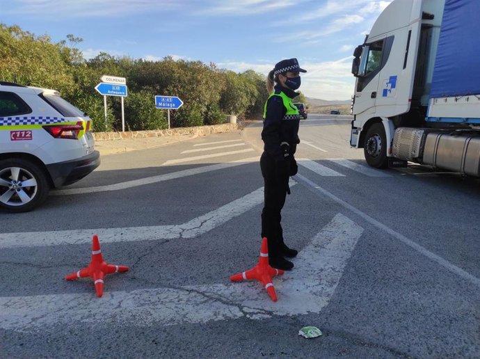 Una agente de la Policía Local en Casabermeja en labores de tráfico tras el accidente de un tráiler en la A-45