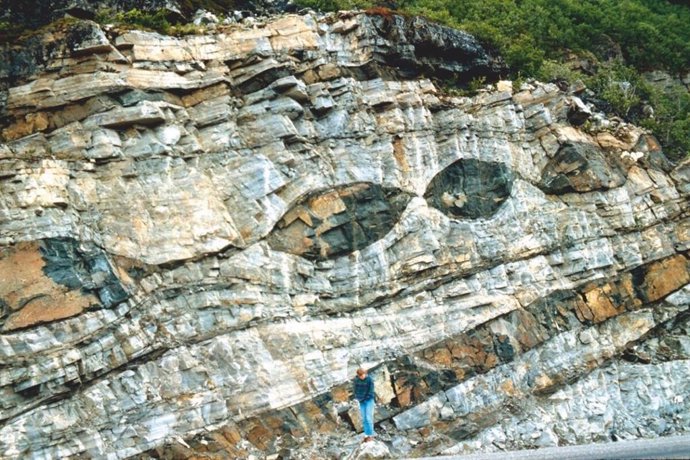 Investigadores, incluida la Universidad de Texas en Austin, han publicado un estudio en Nature que dice que las placas tectónicas en subducción se segmentan como una serpiente, en un proceso similar al boudinage geológico (en la foto).