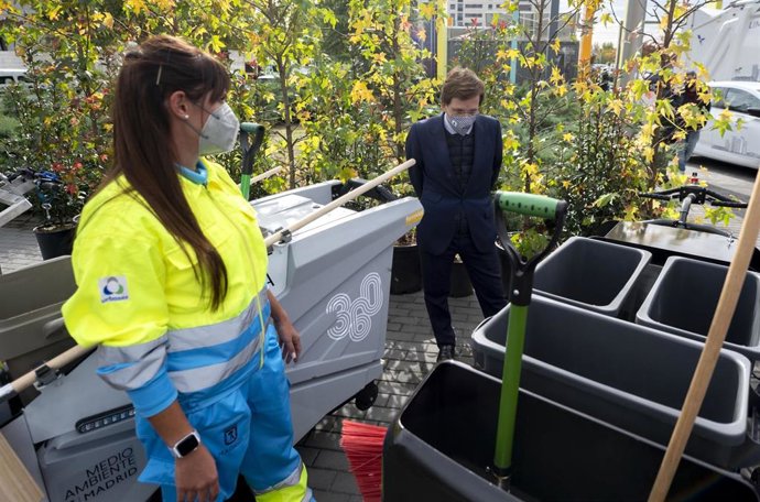 El alcalde de Madrid, José Luis Martínez-Almeida, conversa una empleada del sector de la limpieza.