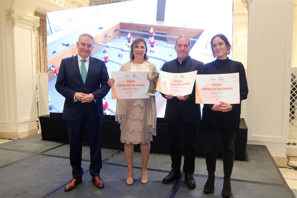 Entrega del premio al camping Playa Regatón