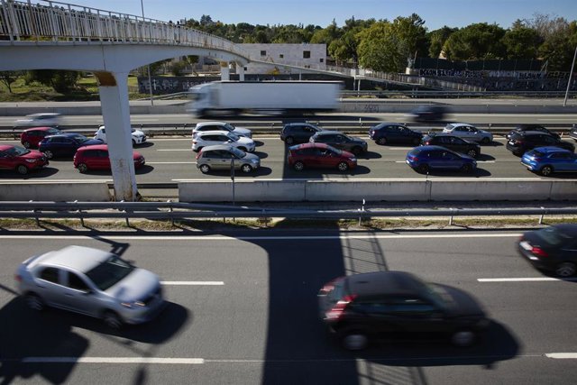 Archivo - Un atasco en el km. 23 de la autopista A-1, con motivo de la operación salida del Puente del Pilar 2021 