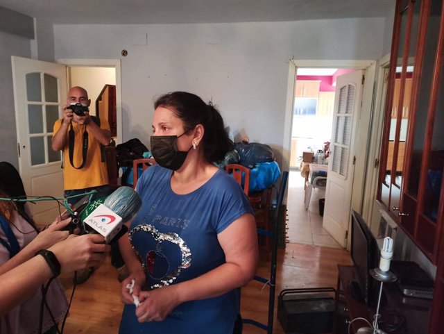 Archivo - La mujer afectada por el desalojo de junio momentos antes de la llegada de la Guardia Civil