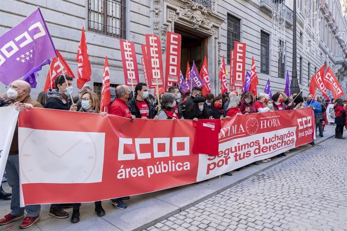Varias personas sostienen una pancarta de CCOO en una concentración para pedir una mejora de las condiciones laborales de los trabajadores públicos, frente al Ministerio de Hacienda, a 10 de noviembre de 2021, en Madrid (España).