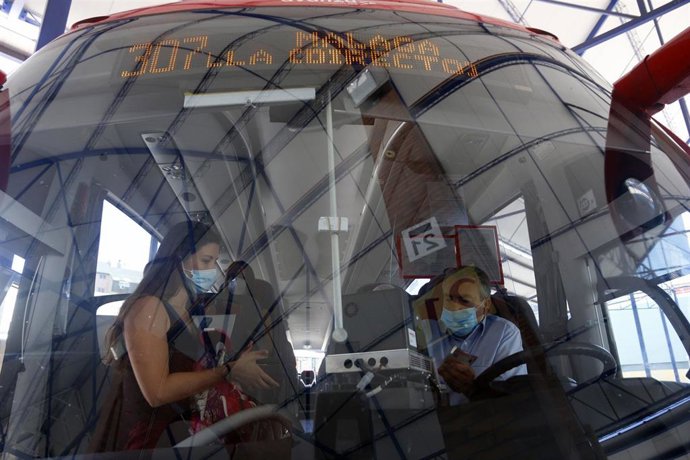 Archivo - Viajeros suben a un autobús en la estación de Málaga, en una foto de archivo.