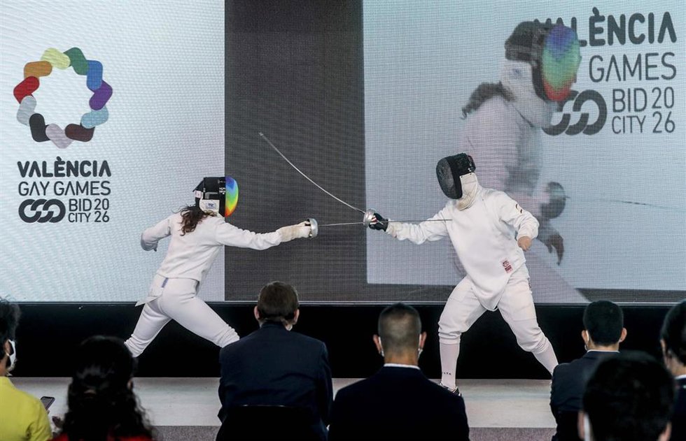 Archivo - Demostración de un combate de esgrima en la presentación de Valncia como sede de los Gay Games 2026.