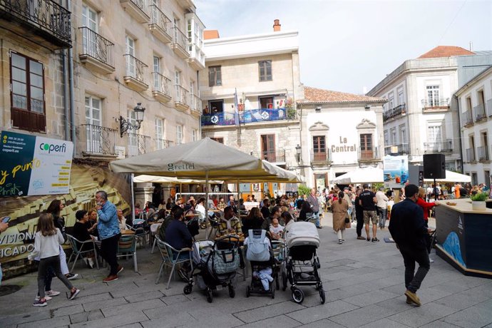 Grupos de comensales sentados en terrazas en Vigo.