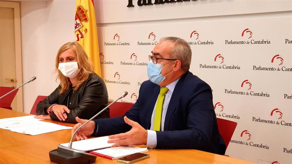 Los portavoces del PRC y PSOE, Pedro Hernando y Noelia Cobo, en la rueda de prensa