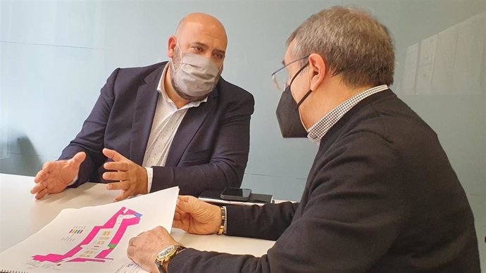 El presidente del PP de Palma, Jaime Martínez, en una reunión con la Asociación de Comerciantes Galerías de la Plaza Mayor.