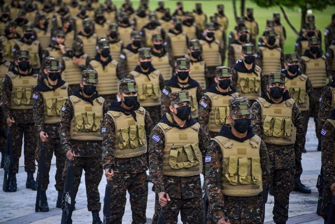Archivo - Militares salvadoreños durante un acto en San Salvador