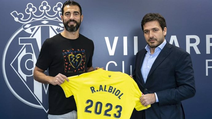 El futbolista Raúl Albiol renueva con el Villarreal CF hasta 2023