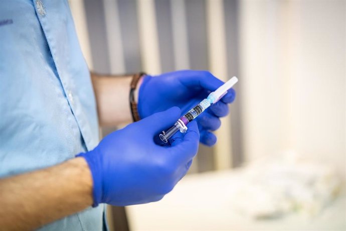 Un enfermero sostiene una vacuna en una imagen de archivo.