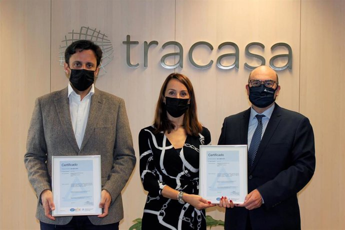 Mar González, consejera delegada de Tracasa, y Emilio Rubio, responsable de Calidad y Medio Ambiente de la empresa (izquierda), reciben los certificados acreditativos de manos de Roberto Cortés, responsable de Desarrollo de Negocio de TÜV Rheinland.