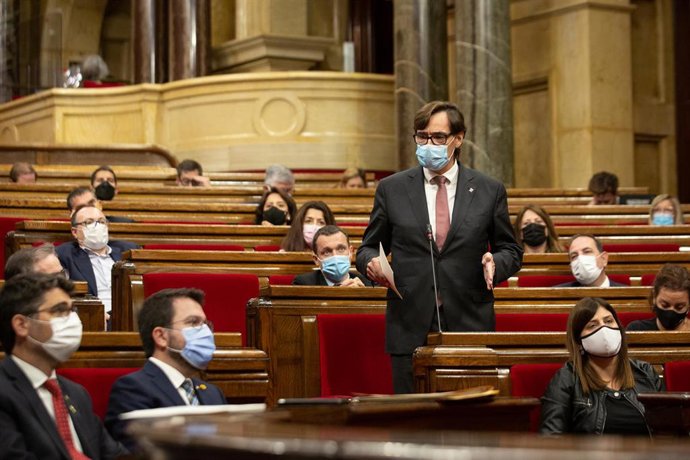 Imagen de archivo - El líder del PSC, Salvador Illa, interviene en la segunda sesión del Pleno en el Parlament de Cataluña, a 6 de octubre de 2021, en Barcelona, Cataluña (España). 
