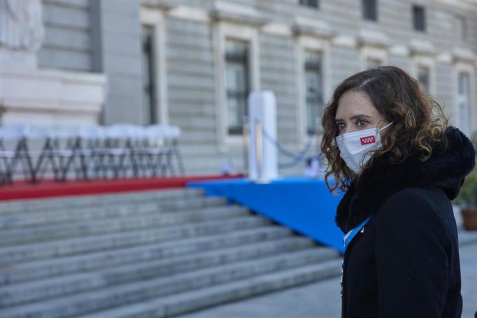 La presidenta de la Comunidad de Madrid, Isabel Díaz Ayuso, a su llegada a la eucaristía con motivo del Día de la Virgen de la Almudena, patrona de Madrid, en la plaza de la Almudena, a 9 de noviembre de 2021, en Madrid (España).