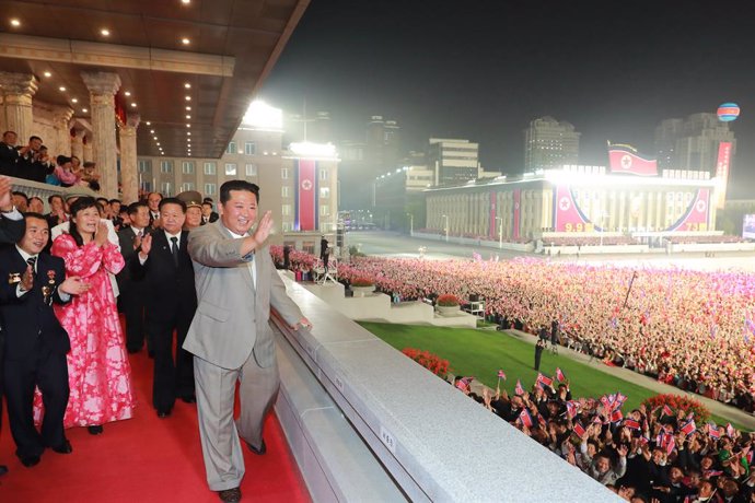 Archivo - FILED - 09 September 2021, North Korea, Pyongyang: A picture provided by the North Korean state news agency (KCNA) on 09 September 2021, North Korean leader Kim Jong-un (R) waving to the crowd during a military parade at Kim Il-sung Square to 