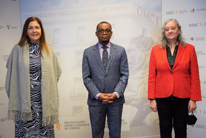 Las doctoras M Isabel Moya y Manuela García Romero, vicepresidentas primera y segunda del Consejo General de Colegios Oficiales de Médicos respectivamente, junto con el viceministro de Sanidad de Guinea Ecuatorial, Mitoha Ondo'o.