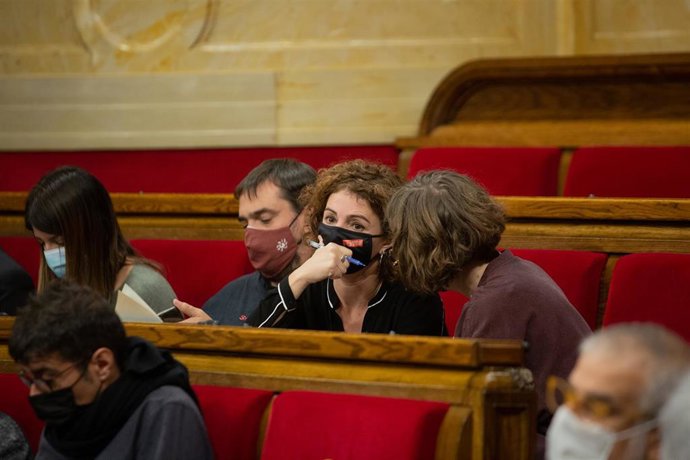 Imagen de archivo - La diputada de la CUP Montserrat Vinyets (centro), y la diputada y portavoz de la CUP Eullia Reguant (d), en una sesión plenaria del Parlament, a 4 de noviembre de 2021, en Barcelona, Cataluña (España). 