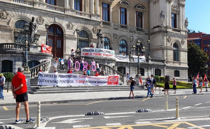 Archivo - Movilización del colectivo de pensionista en Bilbao
