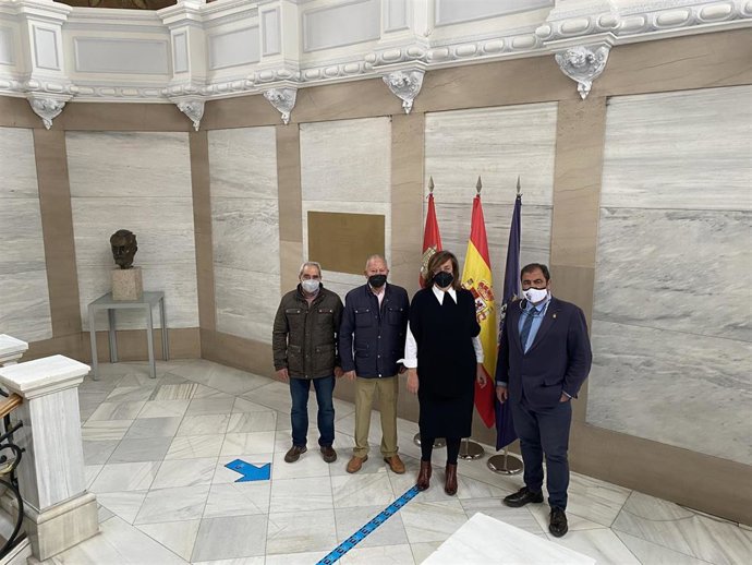 La presidenta de la Diputación y el diputado de zona con el alcalde de Villarabé y el presidente de la Junta vecinal de San Llorente.