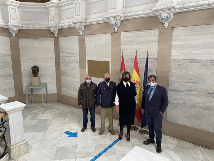 La presidenta de la Diputación y el diputado de zona con el alcalde de Villarabé y el presidente de la Junta vecinal de San Llorente.