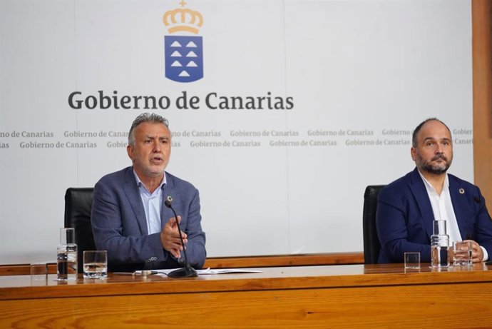 El presidente de Canarias, Ángel Víctor Torres, y el consejero de Transición Ecológica, José Antonio Valbuena, en la presentación de la ley canaria de cambio climático