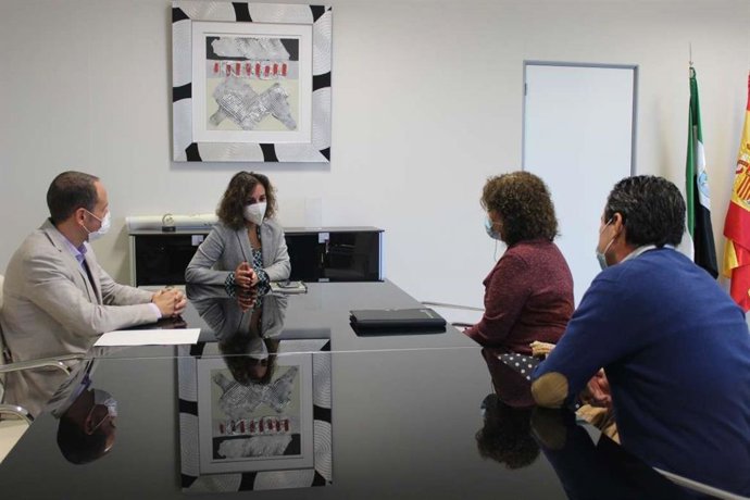 La consejera para la Transición Ecológica y Sostenibilidad, Olga García, se reúne con la alcaldesa de Valencia del Ventoso, María Concepción López,