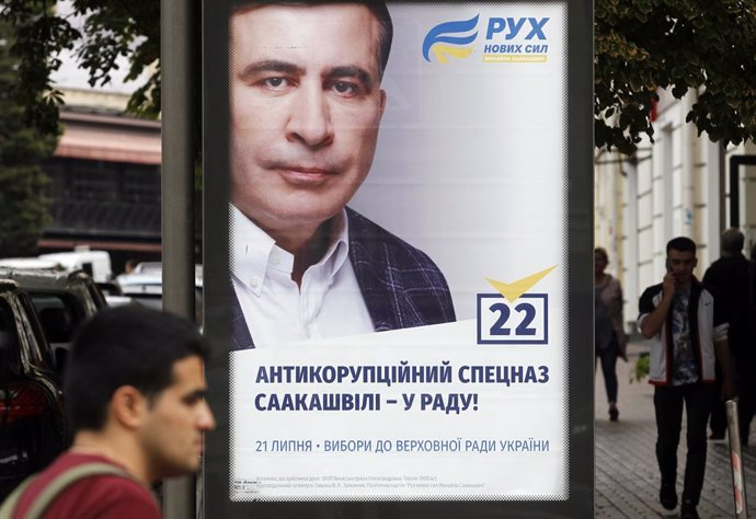 Archivo - Cartel con la fotografía del expresidente georgiano Mijail Saakashvili.