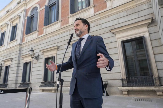 El vicesecretario general de Ciudadanos (Cs), Edmundo Bal, responde a los medios al mismo tiempo que se celebra una sesión plenaria del Congreso de los Diputados, a 11 de noviembre de 2021, en Madrid, (España).