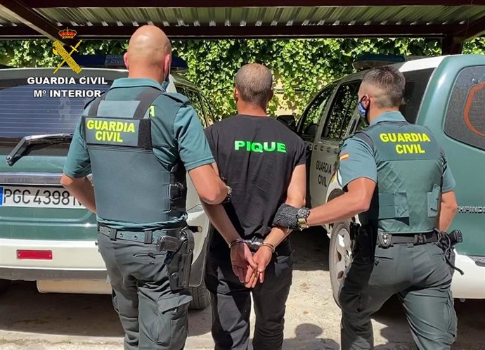 Imagen del detenido, custodiado por la Guardia Civil