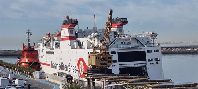 Ferri 'Las Palmas de Gran Canaria' de Trasmediterranea en el puerto de Almería