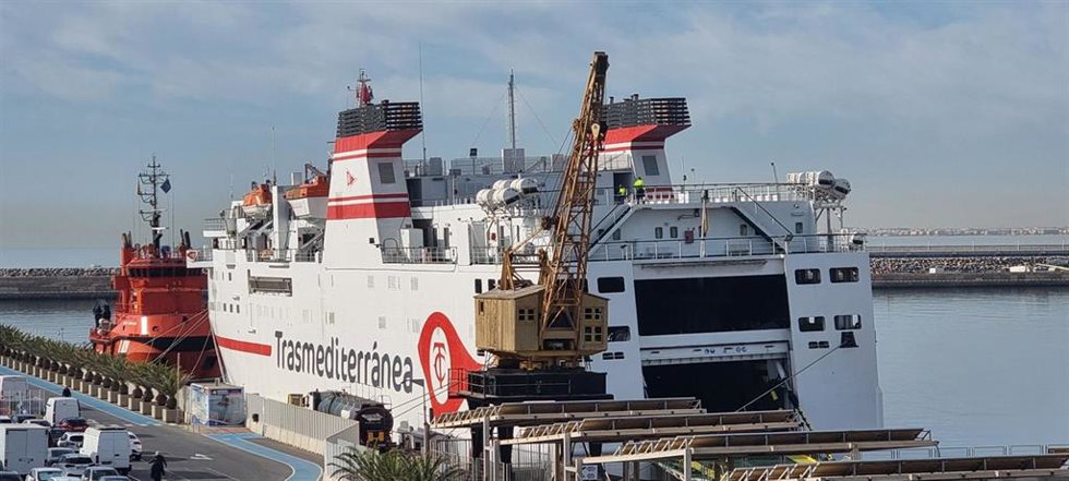 Ferri 'Las Palmas de Gran Canaria' de Trasmediterranea en el puerto de Almería