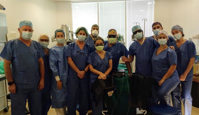 Equipo mulitidisciplinar de profesionales de la Unidad de Cirugía Mayor Ambulatoria junto al equipamiento, en el Bloque Quirúrgico del Hospital El Tomillar, con la jefa de sección de Cirugía en el centro, Lourdes Gómez Bujedo.