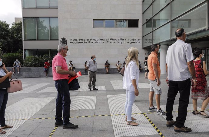 Archivo - Largas colas de ciudadanos esperan su turno de entrada en los juzgados de la Ciudad de la Justicia de Valencia, colapsada ahora por el parón provocado por la pandemia del coronavirus, en Valencia, Comunidad Valenciana (España), a 3 de julio de