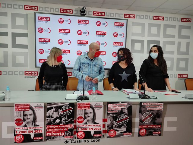 El secretario de Acción Sindical de CCOO Servicios, Luis Sáez, y la secretaria del Sector Comercio y Grandes Almacenes de UGT, Natalie Ríos, (segunda por la derecha) conversan antes de la rueda de prensa junto a representanes sindicales.