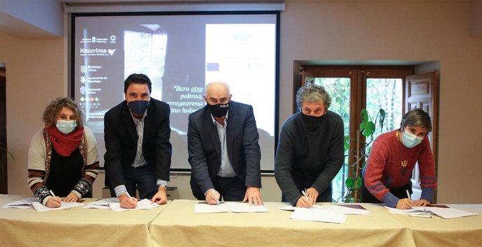 El vicepresidente y titular de Vivienda, Jose M Aierdi (centro) rubrica el acuerdo junto a los representantes de los consistorios de Baztán-Bidasoa