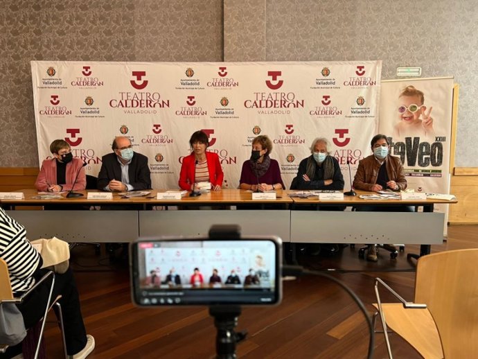 La delegada de la UVA Rosalba Fonteriz; el director de políticas culturales de la Junta, José Ramón González; la concejal de Cultura, Ana Redondo; los coordinadores de TeVeo, Ana Gallego y Jacinto Gómez, y el director del Calderón, José María Viteri.