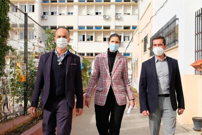 La delegada territorial de Educación y Deporte en Málaga, Mercedes García Paine, visita el IES Cánovas del Castillo de Málaga.