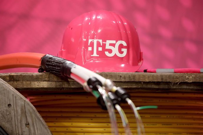 Archivo - 26 February 2021, North Rhine-Westphalia, Bonn: A helmet with 5G lettering lies on cable drums as a decoration during the online annual press conference of the German telecommunications giant Deutsche Telekom. Photo: Oliver Berg/dpa