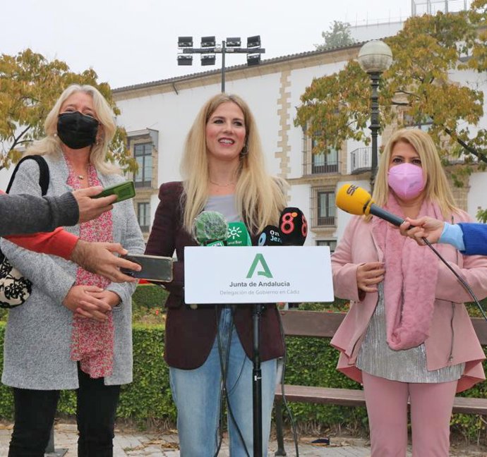 La delegada de la Junta de Andalucía en Cádiz, Ana Mestre, durante su visita a Jerez.